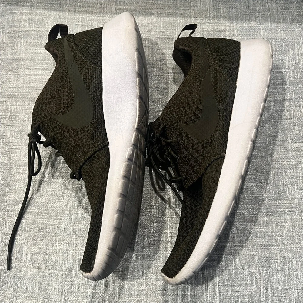 Nike Roshe One Sneakers Men's 8.5 Ultra Lightweight Running Shoe Cushioning